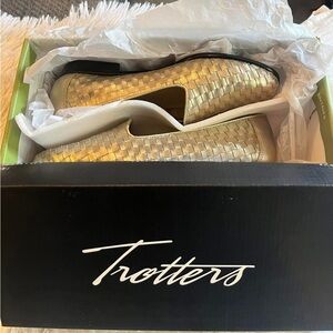 NIB trotters pewter flats shoes size 6.5 WW extra wide